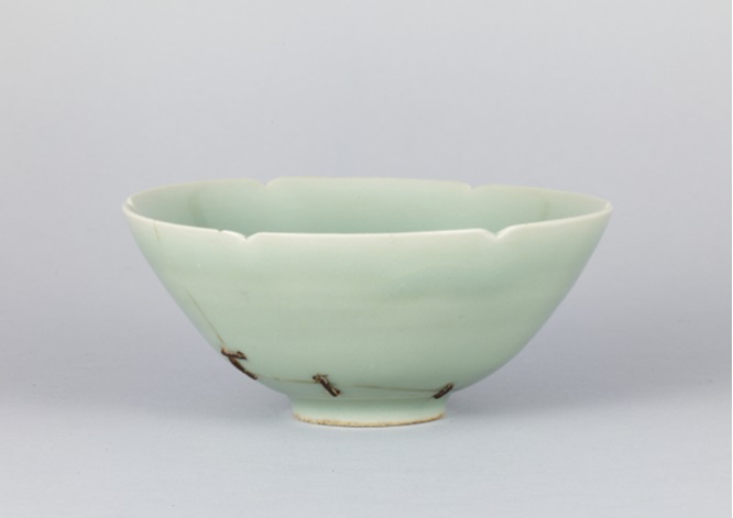 Celadon ring flower tea bowl, named Bakō-kin