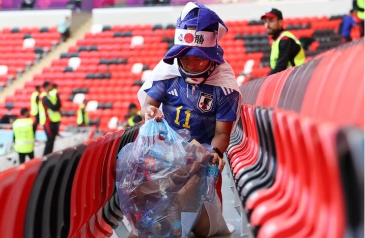 Japanese soccer fans picking up trash