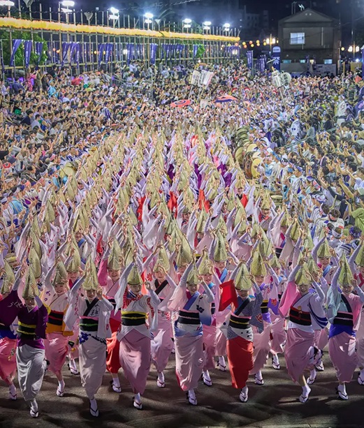 The spectacular sight of fools dancing and fools watching