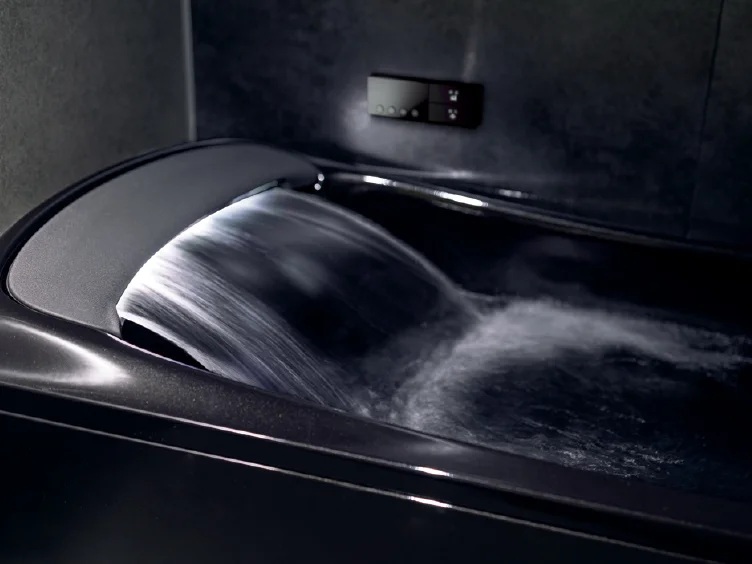 The hot water is poured onto the shoulders at a rate of up to 65 liters per minute, warming the area around the shoulders. The flow rate can be adjusted to suit your mood or preference, and you will be enveloped in the spreading hot water.