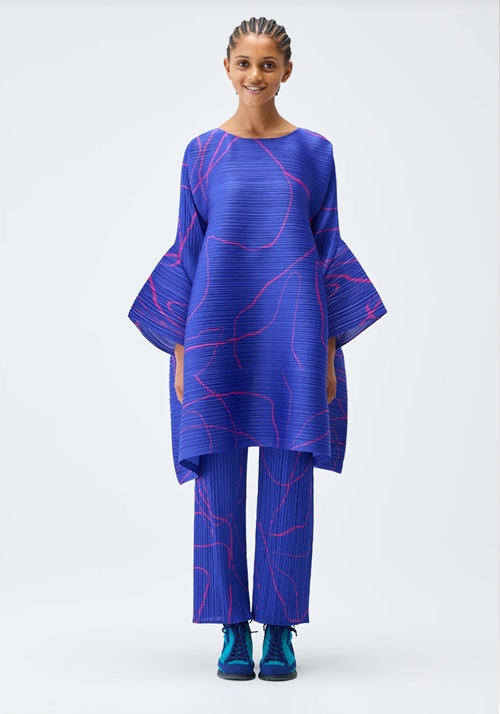 PLEATS PLEASE ISSEY MIYAKE PAUSE $695.00 USD = 70,400 yen (approximately US$485.00 / 1 USD = 145 yen)