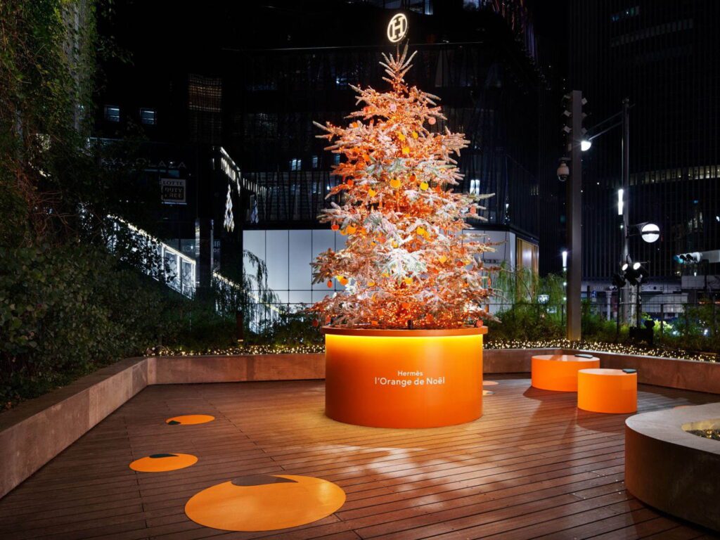 Just looking at the Christmas illuminations from various brands in Ginza is fun. The photo shows Hermès' decorations for 2020.