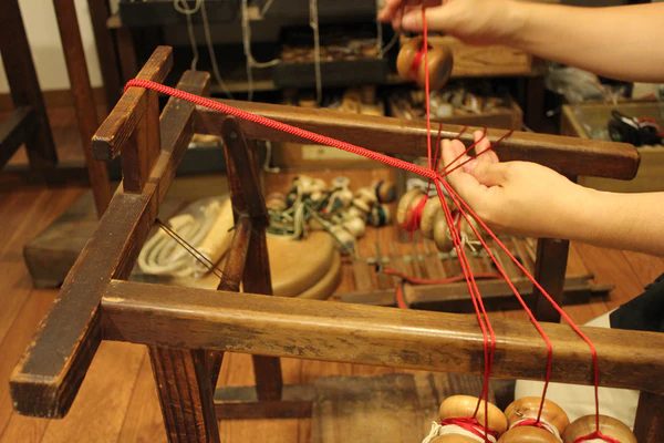This is a simple structured base for braiding Hirakumi with a small number of beads. For example, when tying hair, a braid is generally made. This can be said to be a Mitsukumi braid, where three bundles of thread are crossed and braided, but when the number of beads is increased and the braid becomes more complex, it is called a Juuchikumi braid.