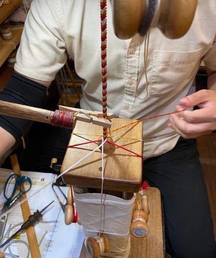 This is a simple structured base for braiding Hirakumi with a small number of beads. For example, when tying hair, a braid is generally made. This can be said to be a Mitsukumi braid, where three bundles of thread are crossed and braided, but when the number of beads is increased and the braid becomes more complex, it is called a Juuchikumi braid.