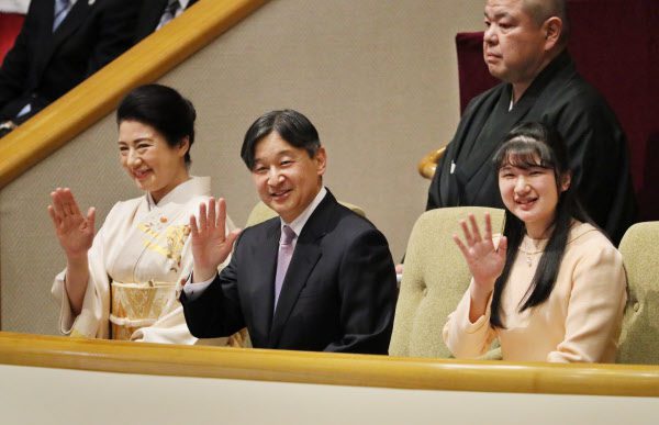Their Majesties the Emperor and Empress, accompanied by Princess Aiko, attending the New Year Grand Sumo Tournament at Ryōgoku Kokugikan.